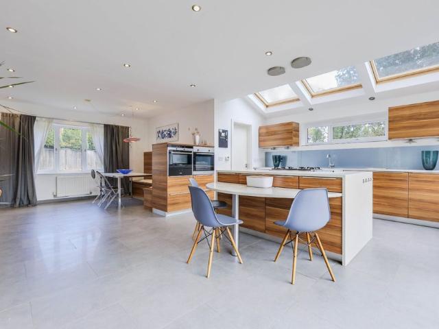 6 bedroom detached house to rent
