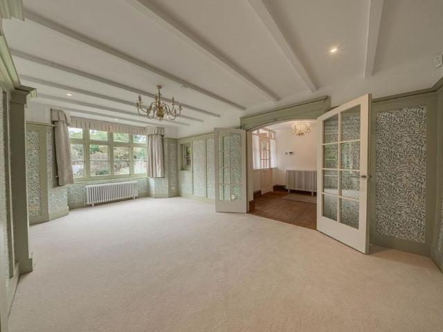 6 bedroom detached house to rent
