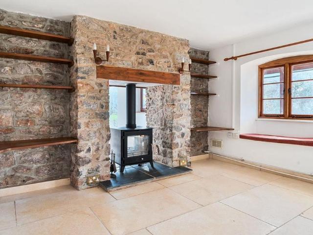 6 bedroom detached house to rent