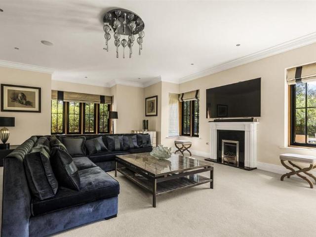 6 bedroom detached house to rent