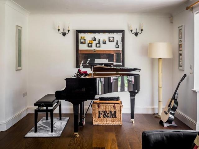 6 bedroom detached house to rent