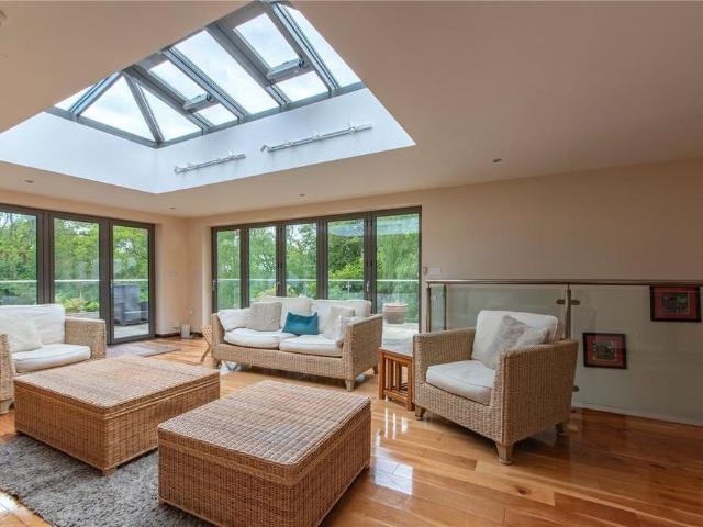 6 bedroom detached house to rent