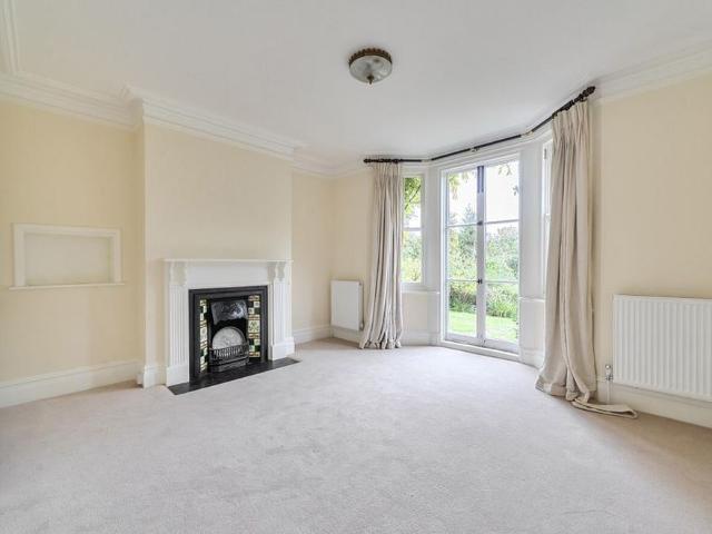 6 bedroom detached house to rent