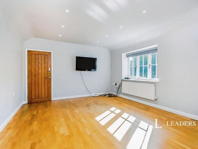 6 bedroom detached house to rent