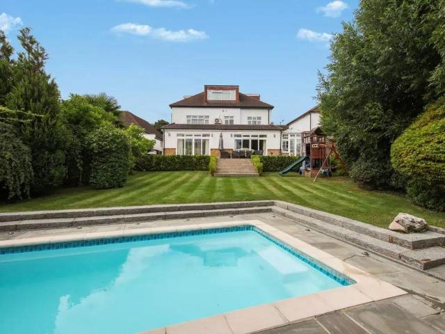 6 bedroom detached house to rent