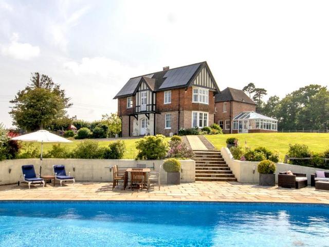 6 bedroom detached house to rent