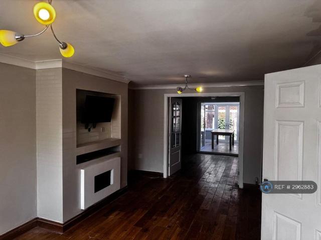 6 bedroom detached house to rent