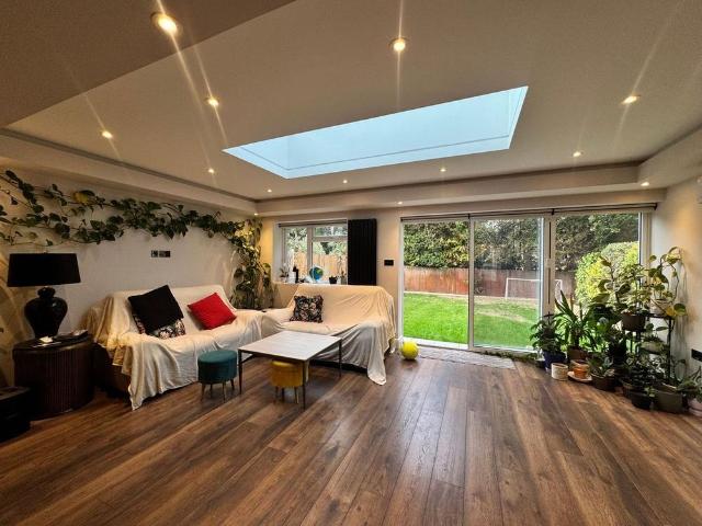 6 bedroom detached house to rent