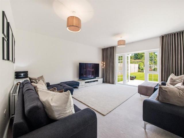 6 bedroom detached house to rent