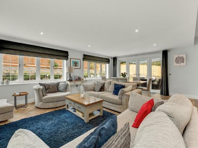 6 bedroom detached house to rent