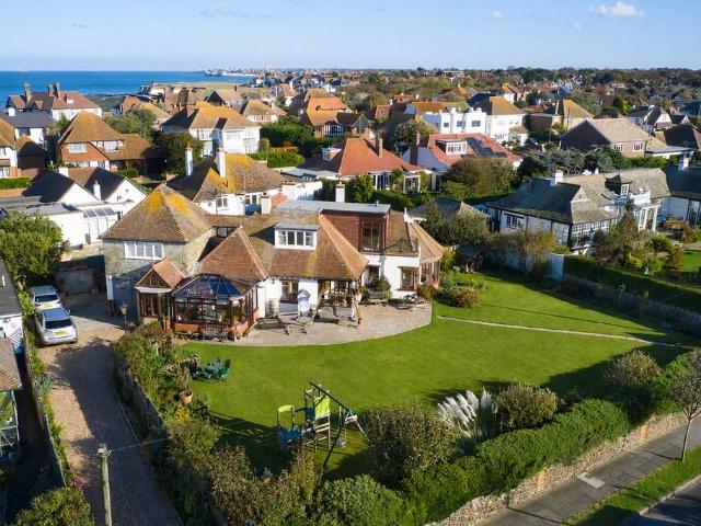 6 bedroom detached house to rent
