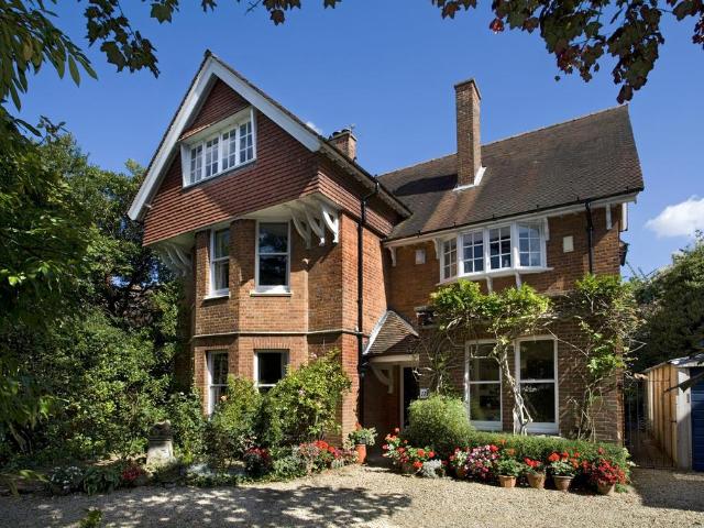 6 bedroom detached house to rent