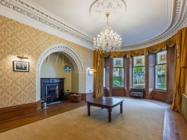 6 bedroom detached house to rent