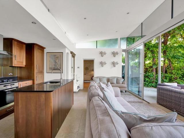 6 bedroom detached house to rent