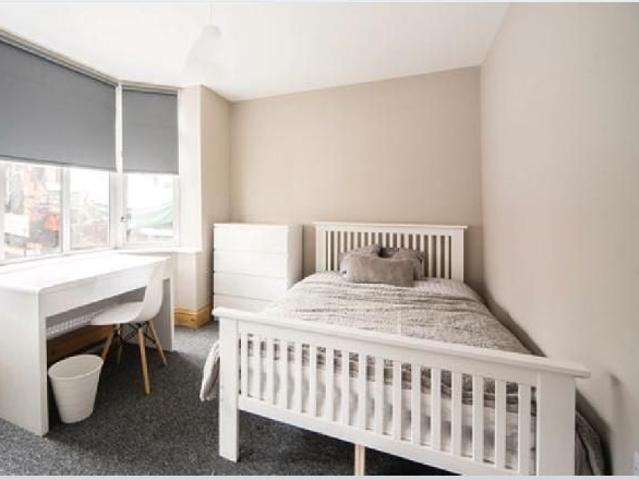 6 bedroom detached house to rent
