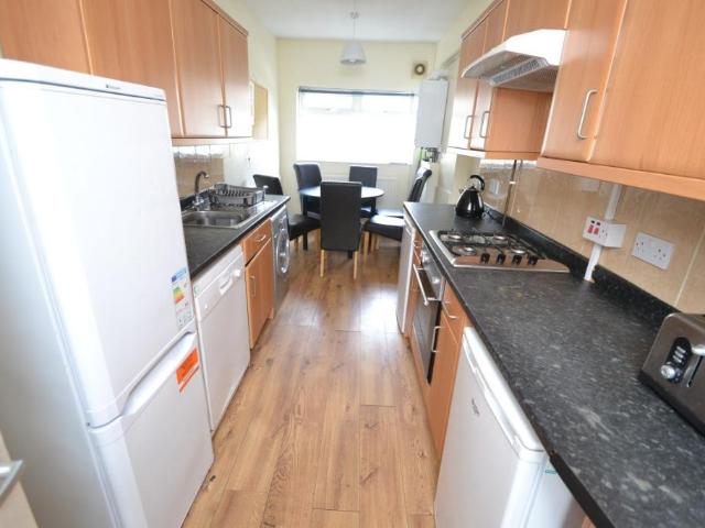 6 bedroom detached house to rent