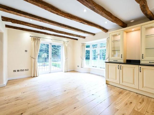 6 bedroom detached house to rent