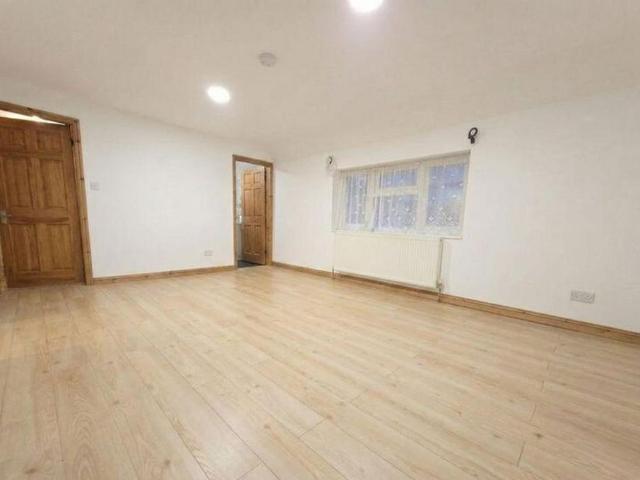 6 bedroom detached house to rent