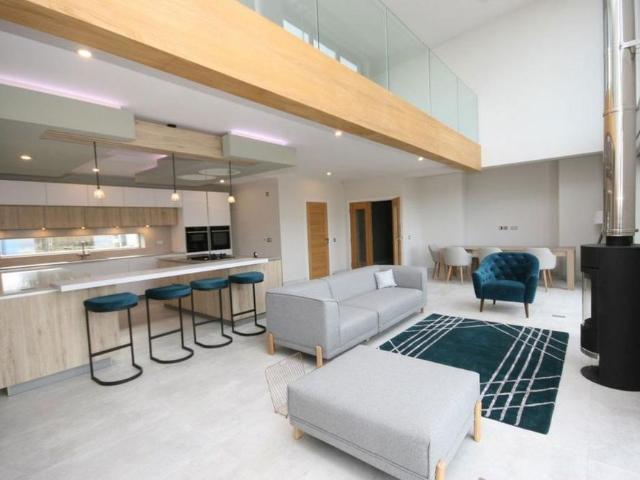 6 bedroom detached house to rent