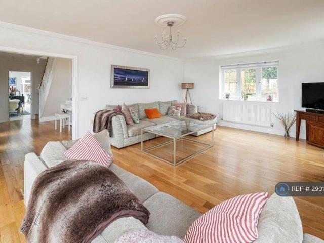 6 bedroom detached house to rent