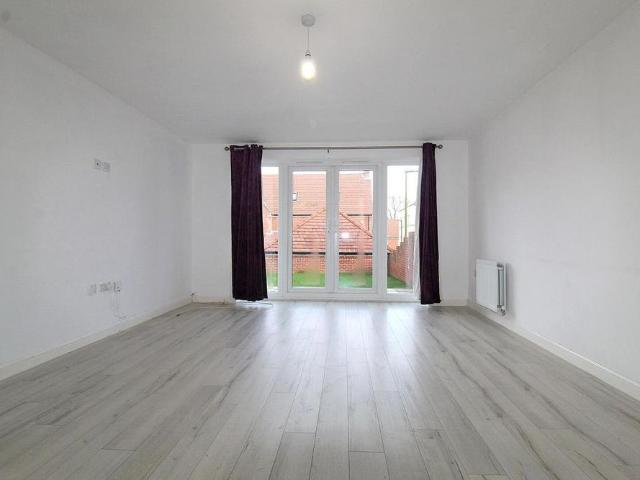 6 bedroom detached house to rent