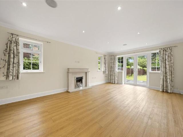 6 bedroom detached house to rent