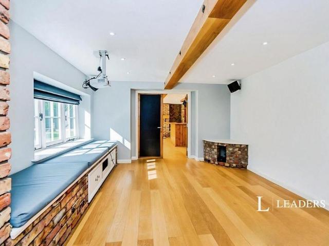 6 bedroom detached house to rent