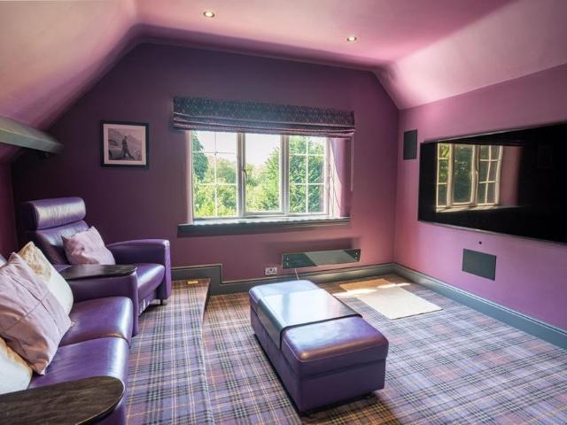 6 bedroom detached house to rent