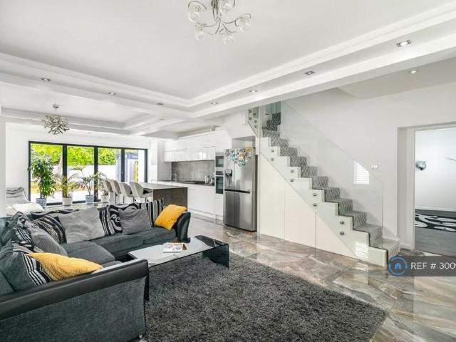6 bedroom detached house to rent