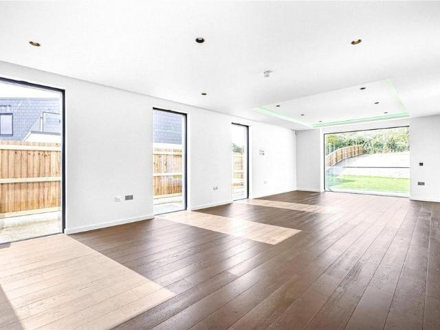 6 bedroom detached house to rent