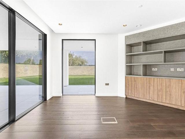 6 bedroom detached house to rent