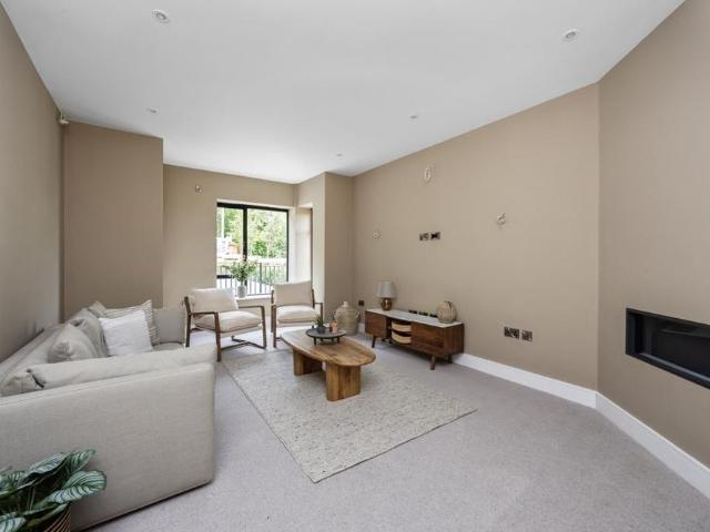 6 bedroom detached house to rent