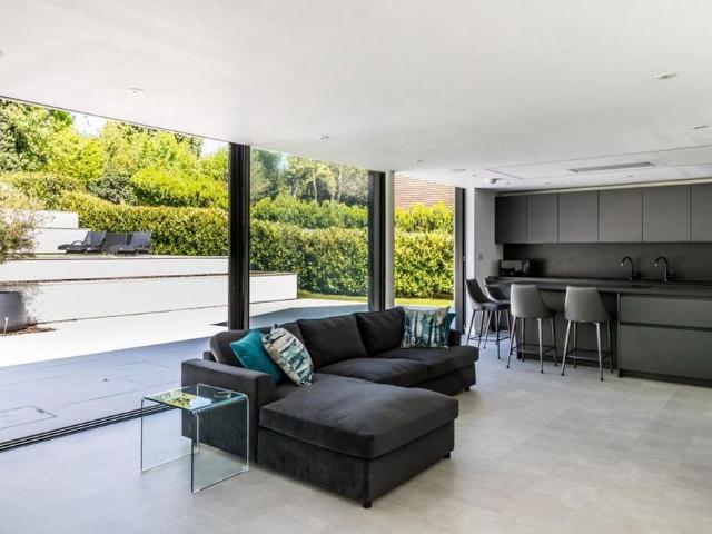 6 bedroom detached house to rent