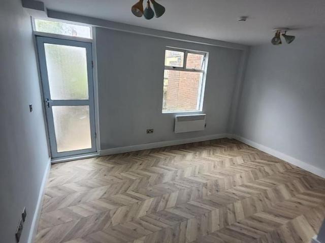 6 bedroom detached house to rent