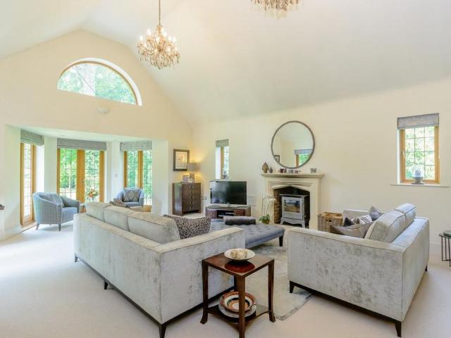6 bedroom detached house to rent