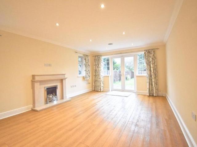 6 bedroom detached house to rent