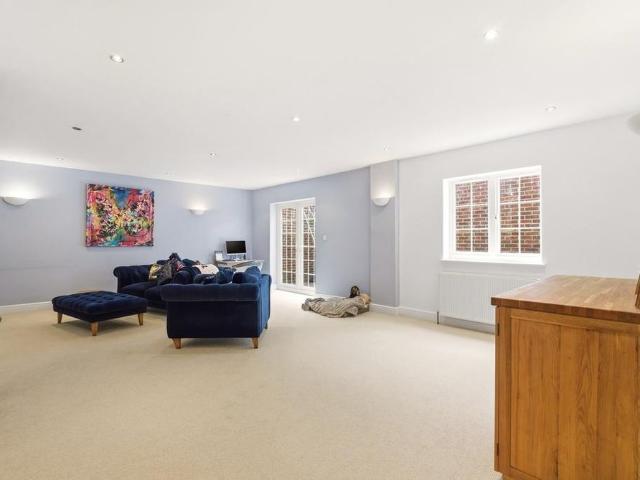 6 bedroom detached house to rent