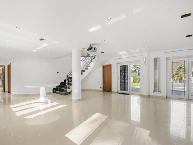 6 bedroom detached house to rent