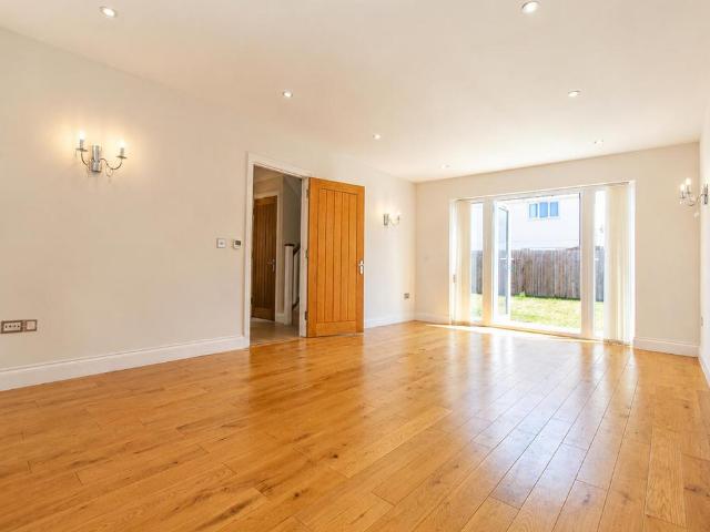 6 bedroom detached house to rent
