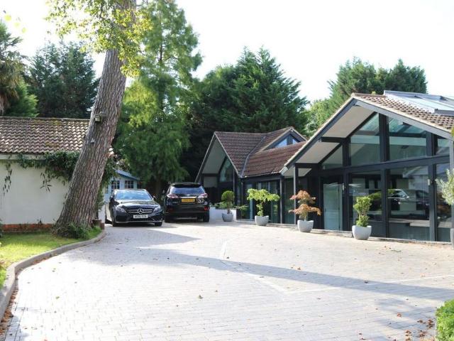 6 bedroom detached house to rent