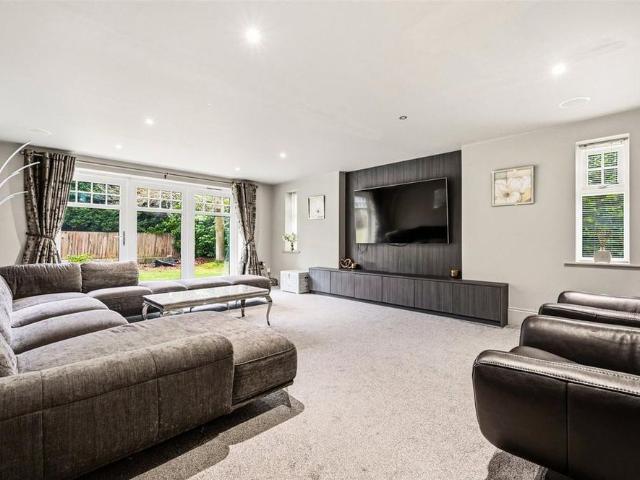 6 bedroom detached house to rent