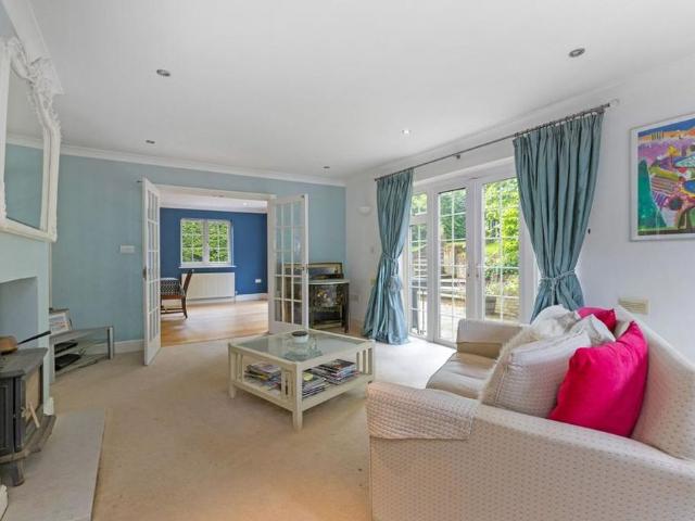 6 bedroom detached house to rent