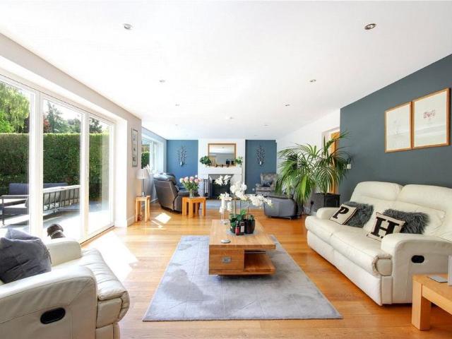 6 bedroom detached house to rent