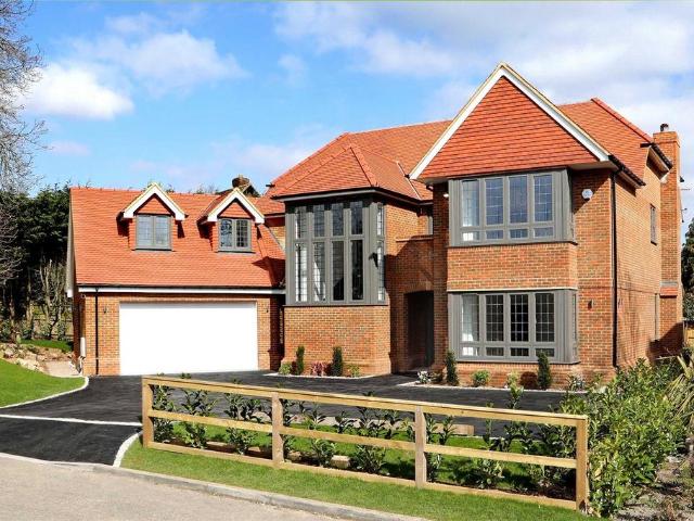 6 bedroom detached house to rent