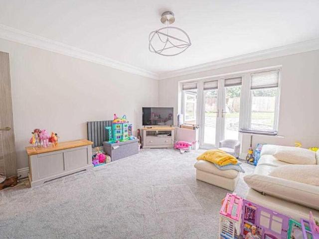 6 bedroom detached house to rent