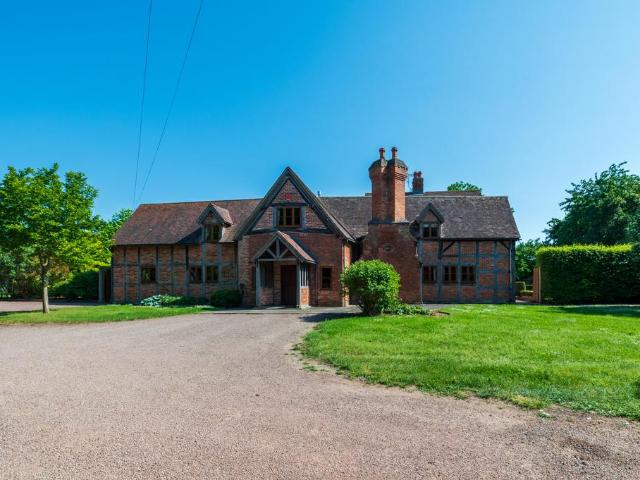 6 bedroom detached house to rent