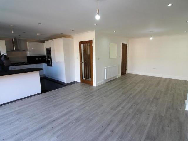 6 bedroom detached house to rent