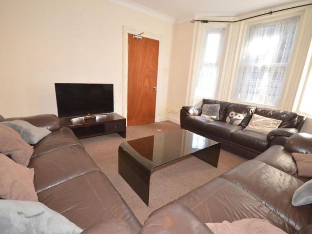 6 bedroom detached house to rent