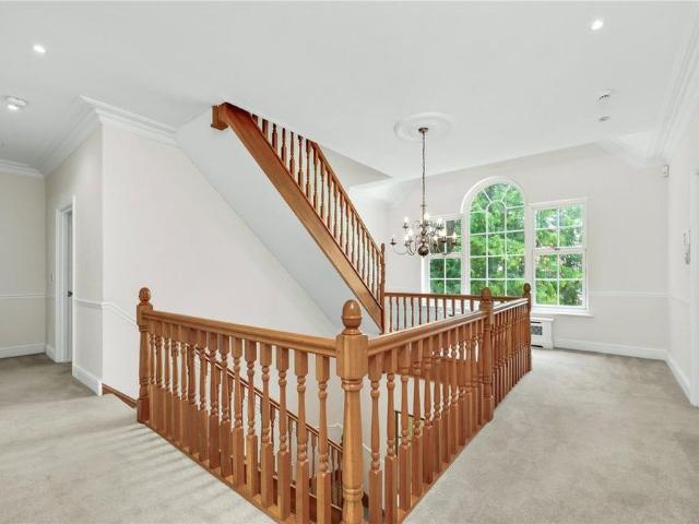 6 bedroom detached house to rent