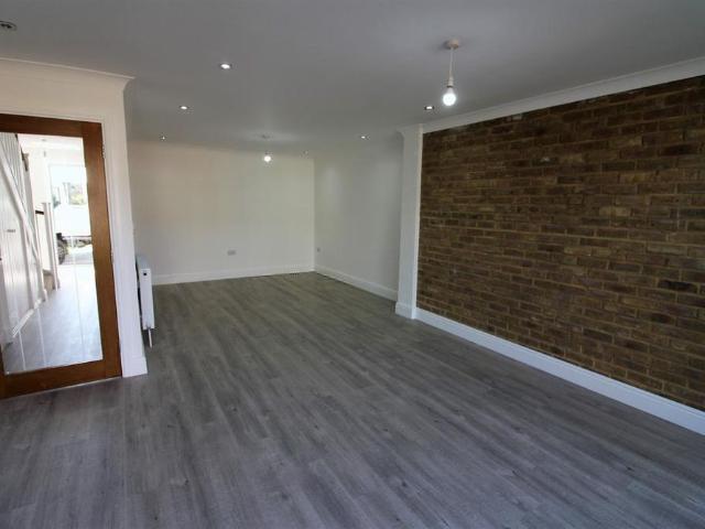 6 bedroom detached house to rent